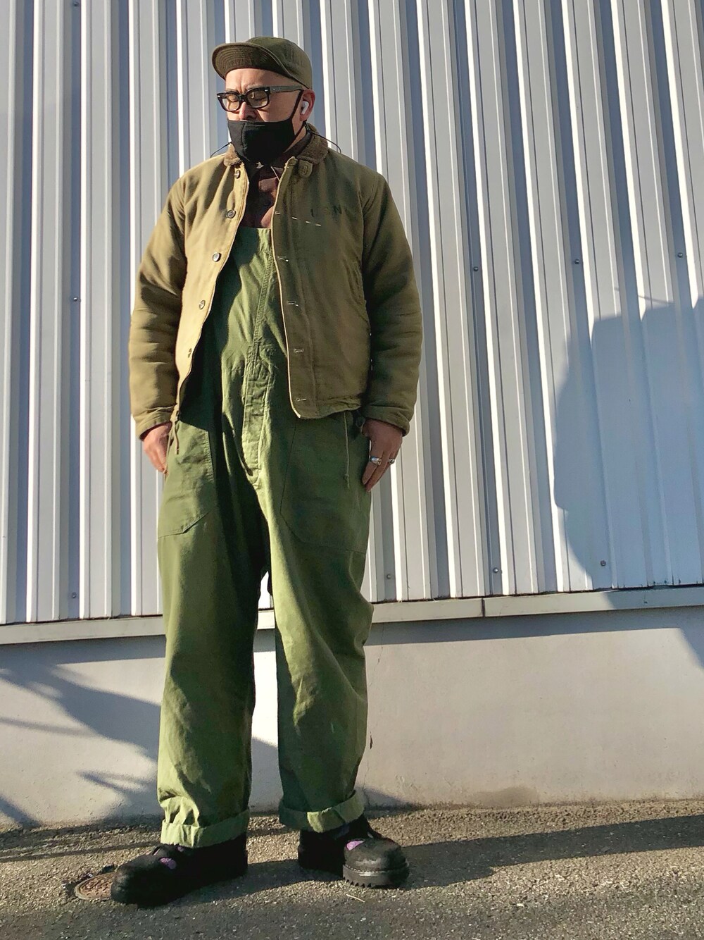 グリーン系のミリタリージャケット、パープル系のシャツ/ブラウス、その他のパンツを着用したメンズの冬コーディネートの1枚目の写真