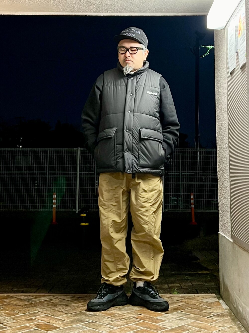 「ダウンジャケット、ダウンベスト、ベスト、スウェット、クロップドパンツ、reebok、アウトドアスタイル、ストリート、ストリートコーデ、キャップ、アメカジ、アメカジコーデ、マウンテンパーカー、雨の日コーデ、新星WEARISTAにエントリー」｜「South2 West8のSouth2 West8 BELTED CENTER SEAM PANT（パンツ、その他）」を使った、gottusoさん（メンズ・179cm）の冬コーディネートの1枚目の写真