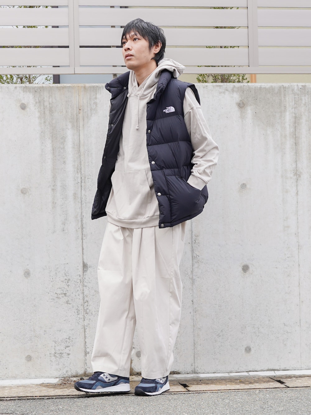 「クリスマスに着たい服、マイベストコーデ2022、ワイドパンツ、Steven Alan、THE NORTH FACE、ベスト、ダウンベスト、パーカー、remer、スラックス、冬コーデ、休日スタイル、きれいめカジュアル、ミリタリー、スニーカー」｜「THE NORTH FACEの【THE NORTH FACE / ザ ノースフェイス】CAMP SIERRA VEST（ダウンベスト、ブラック系）」を使った、ノエル（40代お洒落コーデ）さん（メンズ・177cm）の冬コーディネートの1枚目の写真
