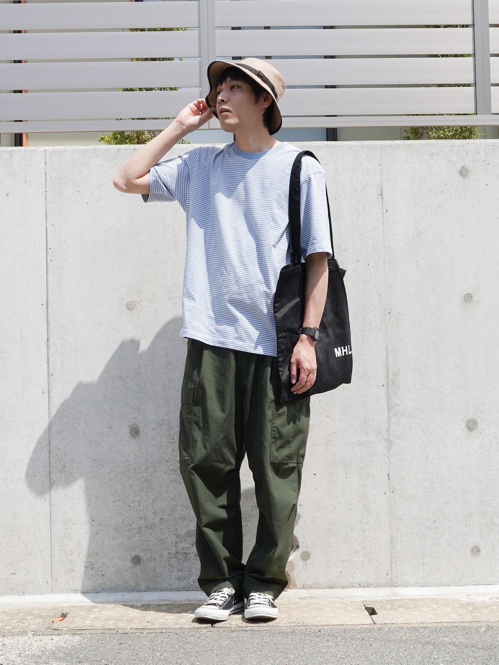 「FUDGEBOYのトラッドスタイル、UNIQLO、ボーダー、ブルー、MHL.、FREAK’Ｓ STORE、カーゴパンツ、グリーン、オリーブ、ハット、THE NORTH FACE、休日スタイル、大人コーデ、夏、お洒落さんとつながりたい」｜「UNIQLOのアイテム（Tシャツ/カットソー、ブルー系）」を使った、ノエル（40代お洒落コーデ）さん（メンズ・177cm）の春コーディネートの1枚目の写真