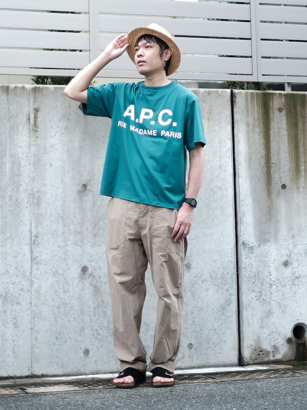 「夏コーデ、さらっと晴れやかスナップ、お出かけコーデ、休日スタイル、麦わら帽子、APC、グリーン、MHL.、サンダル、birkenstock、ビルケンシュトック、グローバルワーク(GLOBAL WORK)、夏だ！Tシャツ着よう！、きれいめカジュアル」｜「A.P.C.の《再》【A.P.C. / アーペーセー】別注 オーバーサイズ ロゴプリント Tシャツ（Tシャツ/カットソー、グリーン系）」を使った、ノエル（40代お洒落コーデ）さん（メンズ・177cm）の夏コーディネートの1枚目の写真