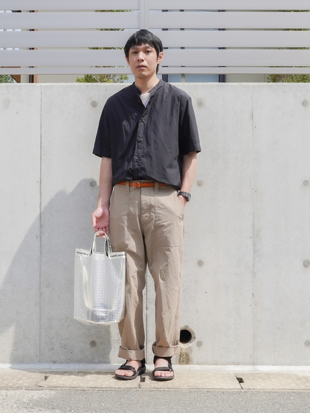 「シャツスタイル、シャツ、MHL.、トートバッグ、teva、サンダル、大人コーデ、タックイン、remer、ビューティフルピープル、きれいめカジュアル、休日スタイル、このスタイルがお気に入り、夏コーデ」｜「MHL.のCOTTON RAMIE POPLIN（シャツ/ブラウス、ブラック系）」を使った、ノエル（40代お洒落コーデ）さん（メンズ・177cm）の夏コーディネートの1枚目の写真