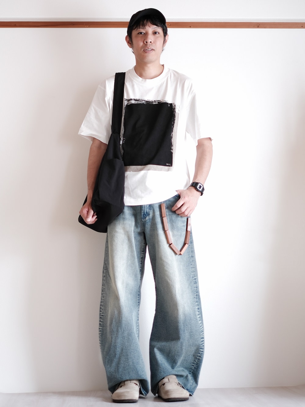 ホワイト系のTシャツ/カットソー、ブルー系のデニムパンツ、ブラック系のショルダーバッグを着用したメンズの夏コーディネートの1枚目の写真