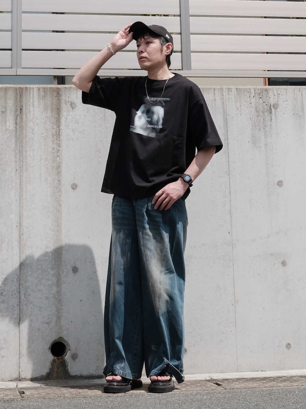「やっぱり帽子が好き、キャップ、NEW ERA、デニム、箔プリント、remer、サンダル、HARE、30代コーデ、30代、40代ファッション、40代、30代ファッション、MHL.、グラフィックＴ」｜「remerのloose graphic print over Tee / ルーズグラフィックプリントオーバーTシャツ（Tシャツ/カットソー、ブラック系）」を使った、ノエル（40代お洒落コーデ）さん（メンズ・177cm）の春コーディネートの1枚目の写真