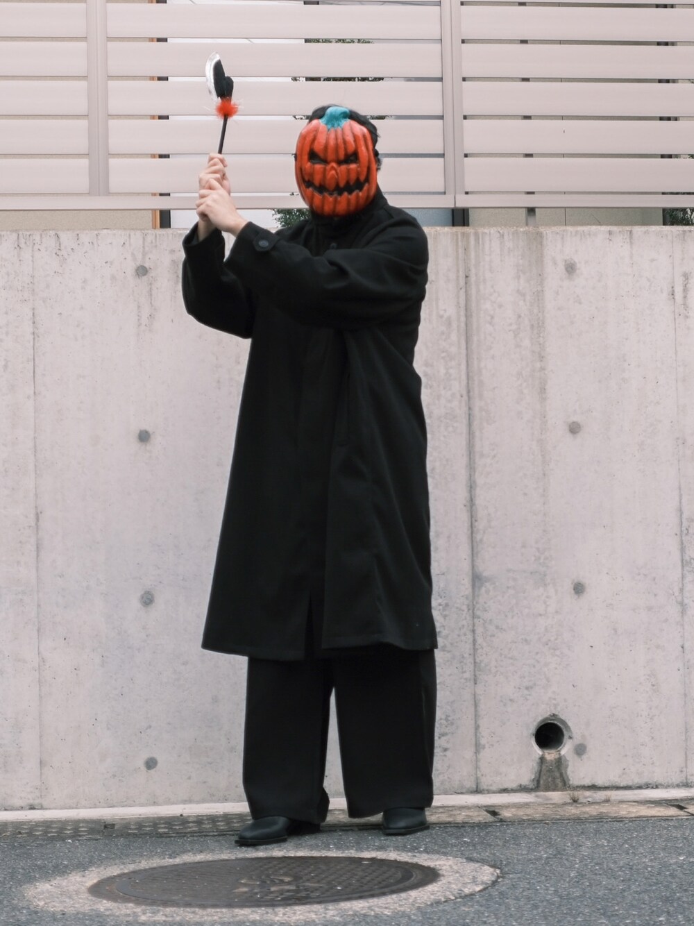「ハロウィン、重ね着ベストシーズン、remer、仮装、かぼちゃ、HARE」｜「remerのloose balcollar over coat / ルーズバルカラーオーバーコート（ステンカラーコート、ブラック系）」を使った、ノエル（40代お洒落コーデ）さん（メンズ・177cm）の秋コーディネートの1枚目の写真