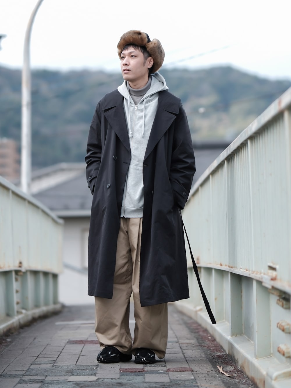 「真冬のあったかスタイル、フライトキャップ、グローバルワーク(GLOBAL WORK)、ジップパーカー、キャップ、パーカー、トレンチコート、スニーカー、ラコステ、タートルネック、remer、冬コーデ、SHINYA KOZUKA、きれいめカジュアル、ロングコート」｜「GLOBAL WORKのフライトCAP/250711（キャップ、ブラック系）」を使った、ノエル（40代お洒落コーデ）さん（メンズ・177cm）の冬コーディネートの1枚目の写真
