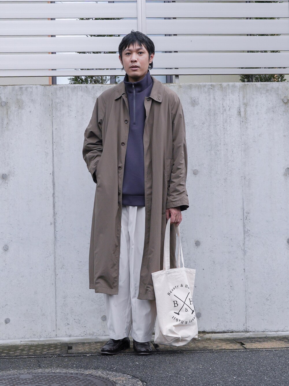 「秋服まるっと大公開、ステンカラーコート、ハーフジップ、秋服準備はじめました、グローバルワーク(GLOBAL WORK)、Steven Alan、remer、きれいめカジュアル、シンプルコーデ、ローファー、古着MIX、ブラウン、秋コーデ」｜「Steven Alanの＜Steven Alan＞ NYLON BAL COLLAR COAT-BOLD/コート（ステンカラーコート、ブラウン系）」を使った、ノエル（40代お洒落コーデ）さん（メンズ・177cm）の秋コーディネートの1枚目の写真
