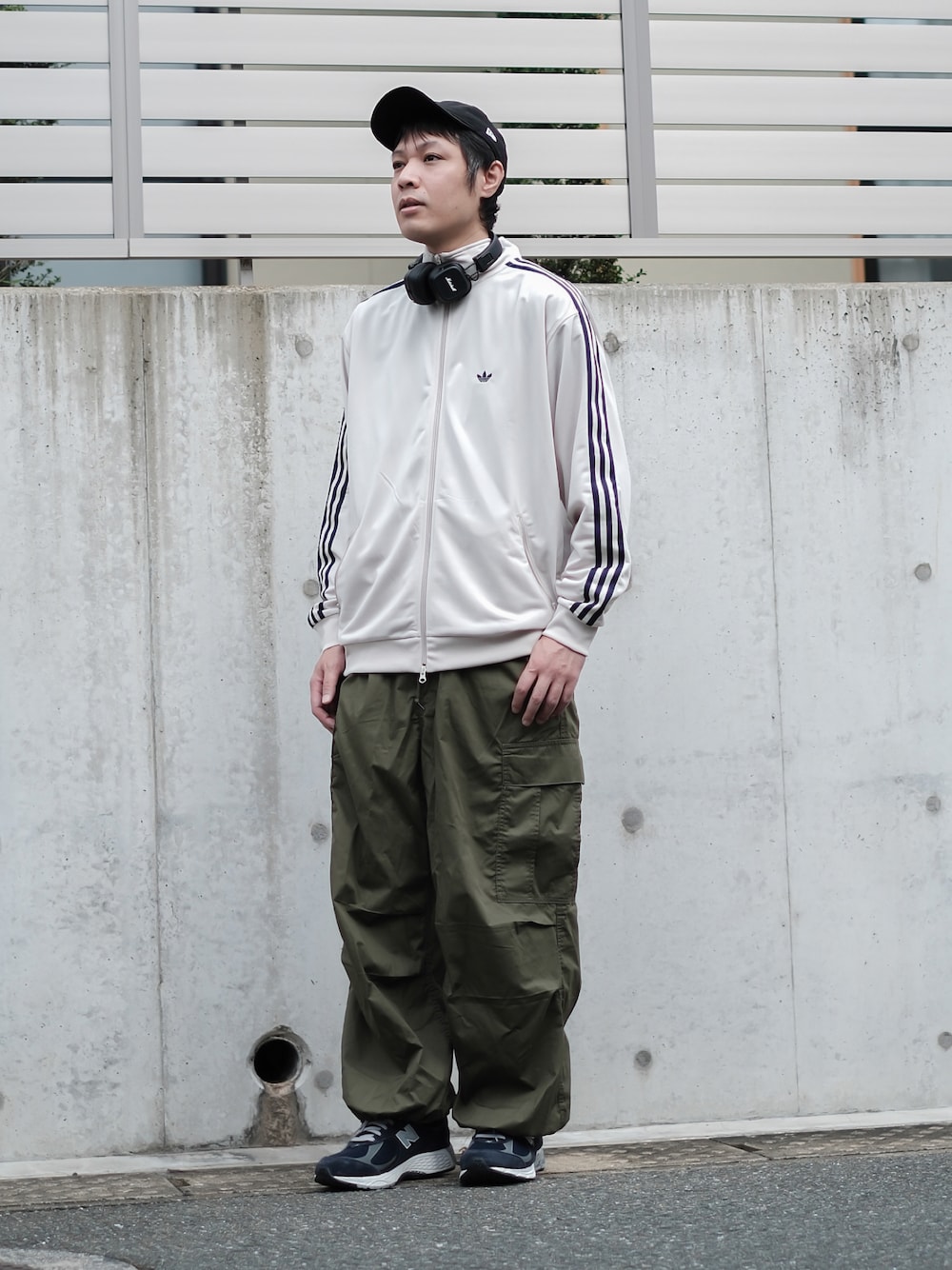 「秋っぽコーデ更新中、秋コーデ、キャップ、スニーカー、remer、adidas、トラックジャケット、カーゴパンツ」｜「remerの【NEW ERA】9TWENTY / remer 3周年記念ニューエラコラボキャップ（キャップ、ブラック系）」を使った、ノエル（40代お洒落コーデ）さん（メンズ・177cm）の秋コーディネートの1枚目の写真