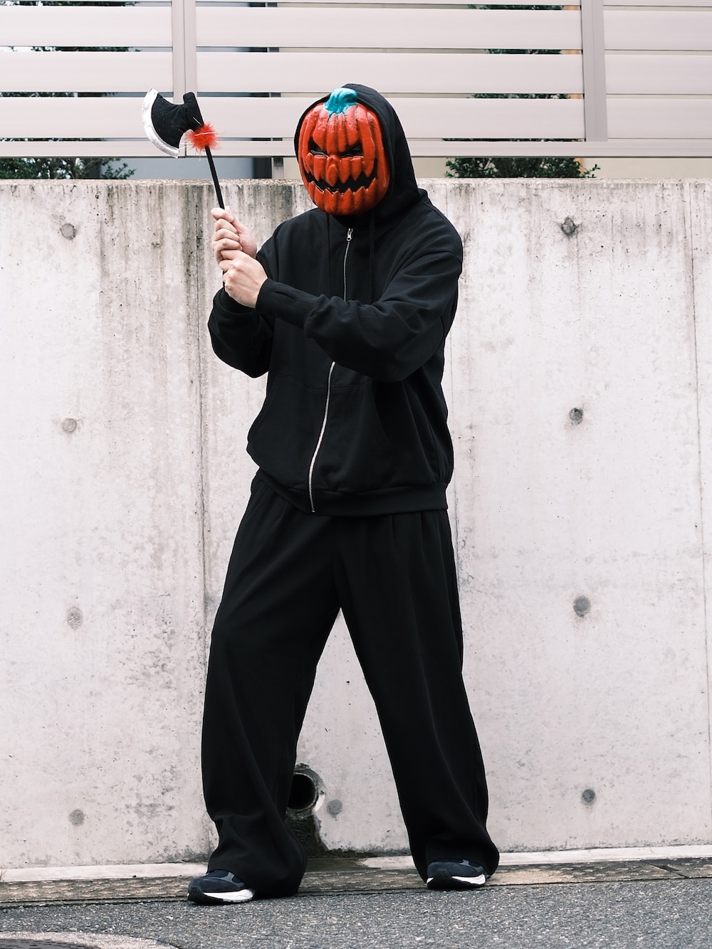 「秋コーデ、ハロウィン、ハロウィンコーデ、パーカー、スニーカー、オレンジ、モノトーン、remer」｜「remerのloose heavy zip parker jacket / ルーズヘビージップパーカージャケット（その他アウター、ブラック系）」を使った、ノエル（40代お洒落コーデ）さん（メンズ・177cm）の秋コーディネートの1枚目の写真