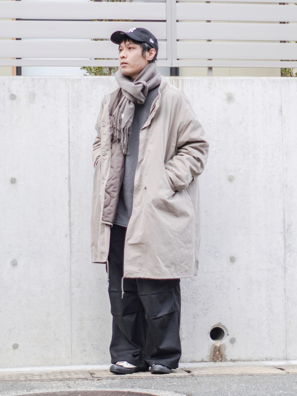 「未来のWEARISTAプロジェクト、remer、M65、マフラーぐるぐる、マフラー、カーゴパンツ、GU、MHL.、ニット、冬コーデ、大人カジュアル、オーバーサイズ、キャップ、スニーカーコーデ、あったかコーデ」｜「NEW ERAの【NEW ERA】9TWENTY MLB BASEBALL CAP /【ニューエラ】920 ナイントゥエンティ メジャーリーグ ベースボール キャップ（キャップ、ブラック系）」を使った、ノエル（40代お洒落コーデ）さん（メンズ・177cm）の冬コーディネートの1枚目の写真