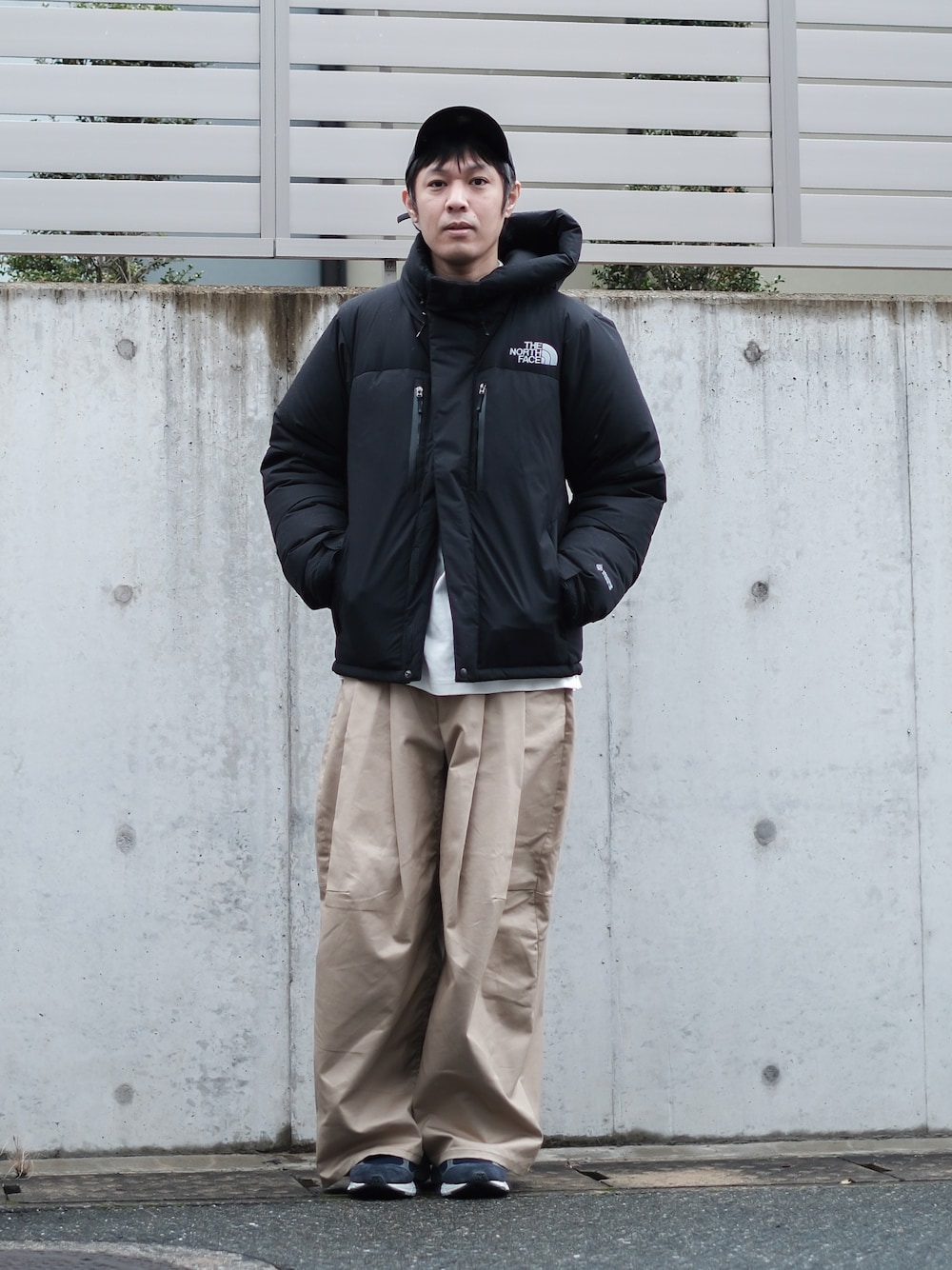 「冬コーデ、マイベストコーデ2024、ダウンジャケット、THE NORTH FACE、キャップ、SHINYA KOZUKA、レイヤードスタイル、remer、スニーカー、休日スタイル、シンプル、バルトロライトジャケット」｜「remerの【NEW ERA】9TWENTY / remer 3周年記念ニューエラコラボキャップ（キャップ、ブラック系）」を使った、ノエル（40代お洒落コーデ）さん（メンズ・177cm）の冬コーディネートの1枚目の写真