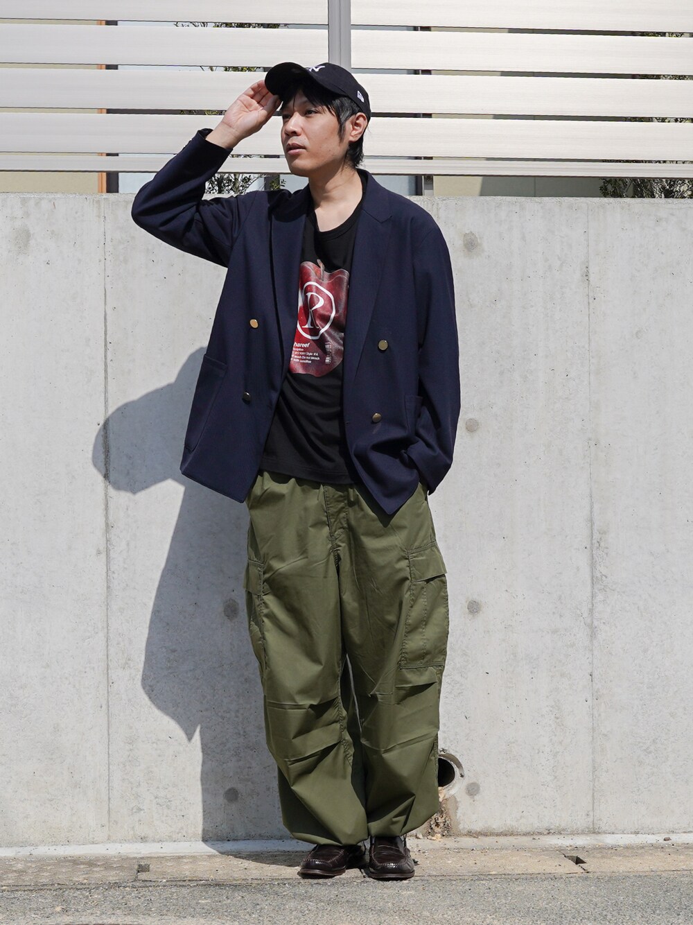 「春服デビュー宣言、ローファー、カーゴパンツ、春服、キャップ、テーラードジャケット、GU、シャリーフ(SHAREEF)、大人カジュアル、春コーデ、春アウター、休日スタイル、グラフィックＴ、steven alan、いまどきジャケット写真」｜「BEAMS LIGHTSのBEAMS LIGHTS / ビンテージウール ダブルジャケット（テーラードジャケット、ブルー系）」を使った、ノエル（40代お洒落コーデ）さん（メンズ・177cm）の春コーディネートの1枚目の写真