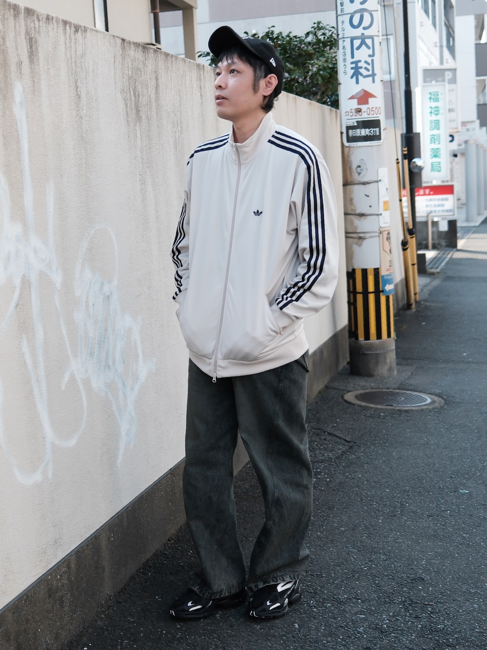 「春めき満開コーデ、ジャケット、トラックジャケット、スポーツミックス、春コーデ、キャップ、デニム、スニーカー、WYM LIDNM、remer、40代ファッション」｜「adidasのadidas / BECKENBAUER TRACKTOP（ジャージ、ホワイト系）」を使った、ノエル（40代お洒落コーデ）さん（メンズ・177cm）の春コーディネートの1枚目の写真