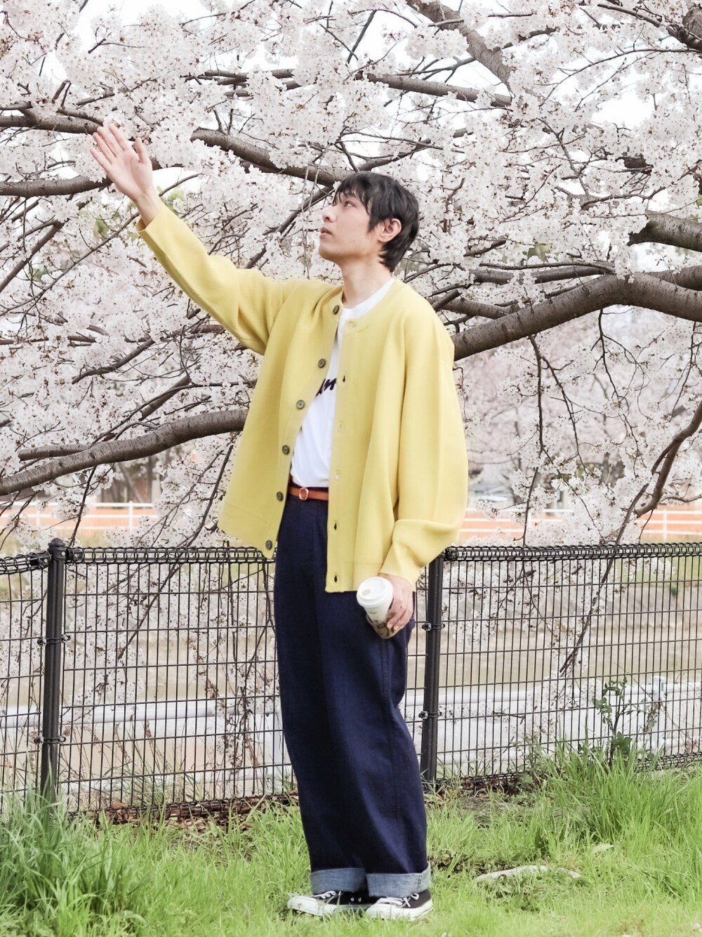 イエロー系のカーディガン/ボレロ、ホワイト系のTシャツ/カットソー、ブルー系のその他パンツを着用したメンズの春コーディネートの1枚目の写真