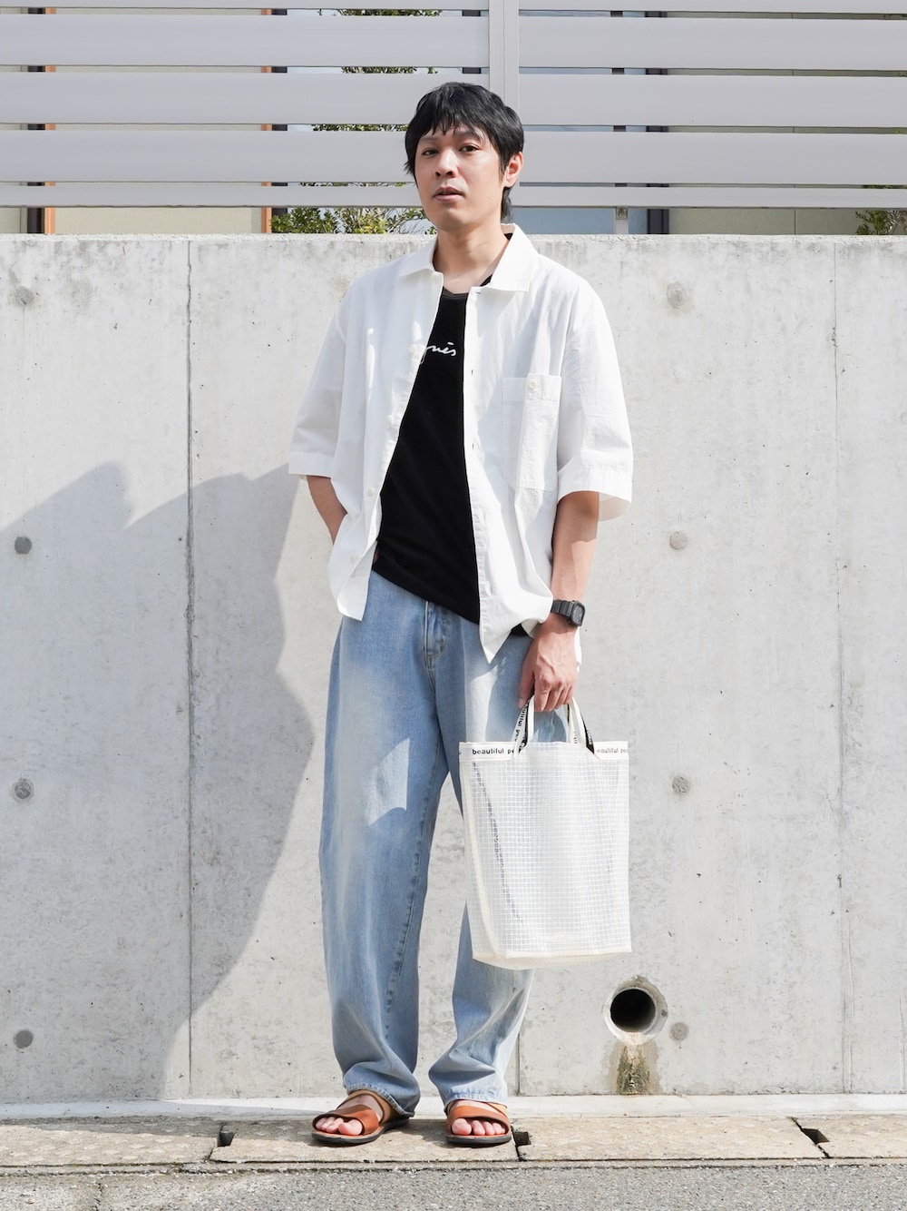 「最近のいい感じコーデ、40代ファッション、40代、30代コーデ、MHL.、アニエスベー、デニム、デニムパンツ、サンダル、トートバッグ、remer、大人カジュアル、シャツスタイル、30代」｜「MHL.のCOTTON RAMIE POPLIN（シャツ/ブラウス、ホワイト系）」を使った、ノエル（40代お洒落コーデ）さん（メンズ・177cm）の春コーディネートの1枚目の写真