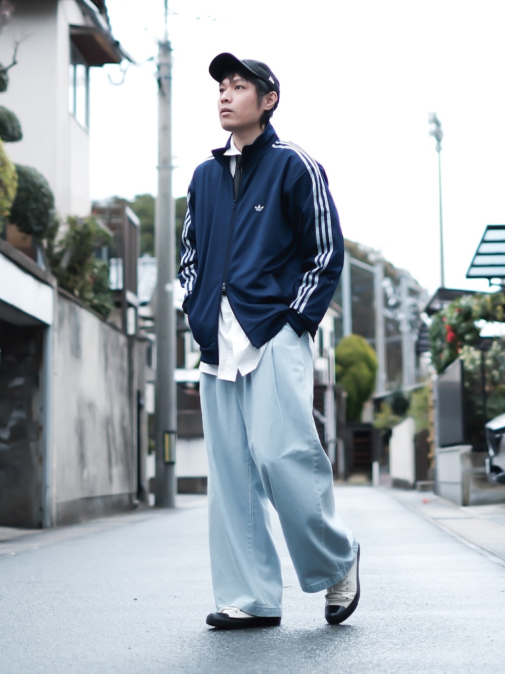 よじ【頑張らない40代コーデ】｜adidasのジャージを使った