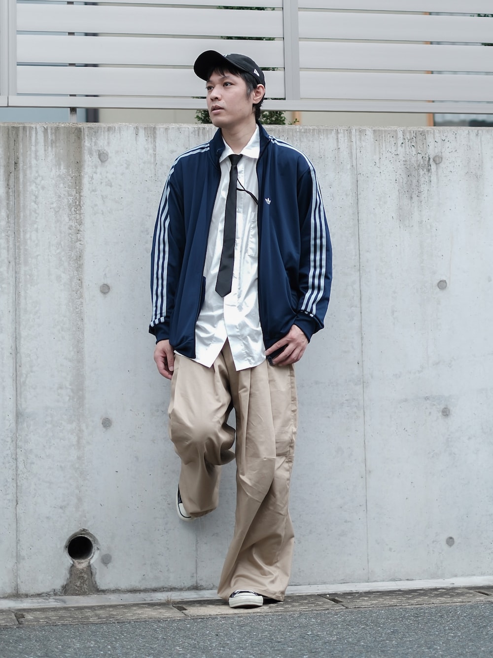 「秋っぽコーデ更新中、トラックジャケット、ネクタイ、キャップ、adidas、SHINYA KOZUKA、スニーカー、シャツスタイル、remer、秋コーデ」｜「remerの【NEW ERA】9TWENTY / remer 3周年記念ニューエラコラボキャップ（キャップ、ブラック系）」を使った、ノエル（40代お洒落コーデ）さん（メンズ・177cm）の秋コーディネートの1枚目の写真