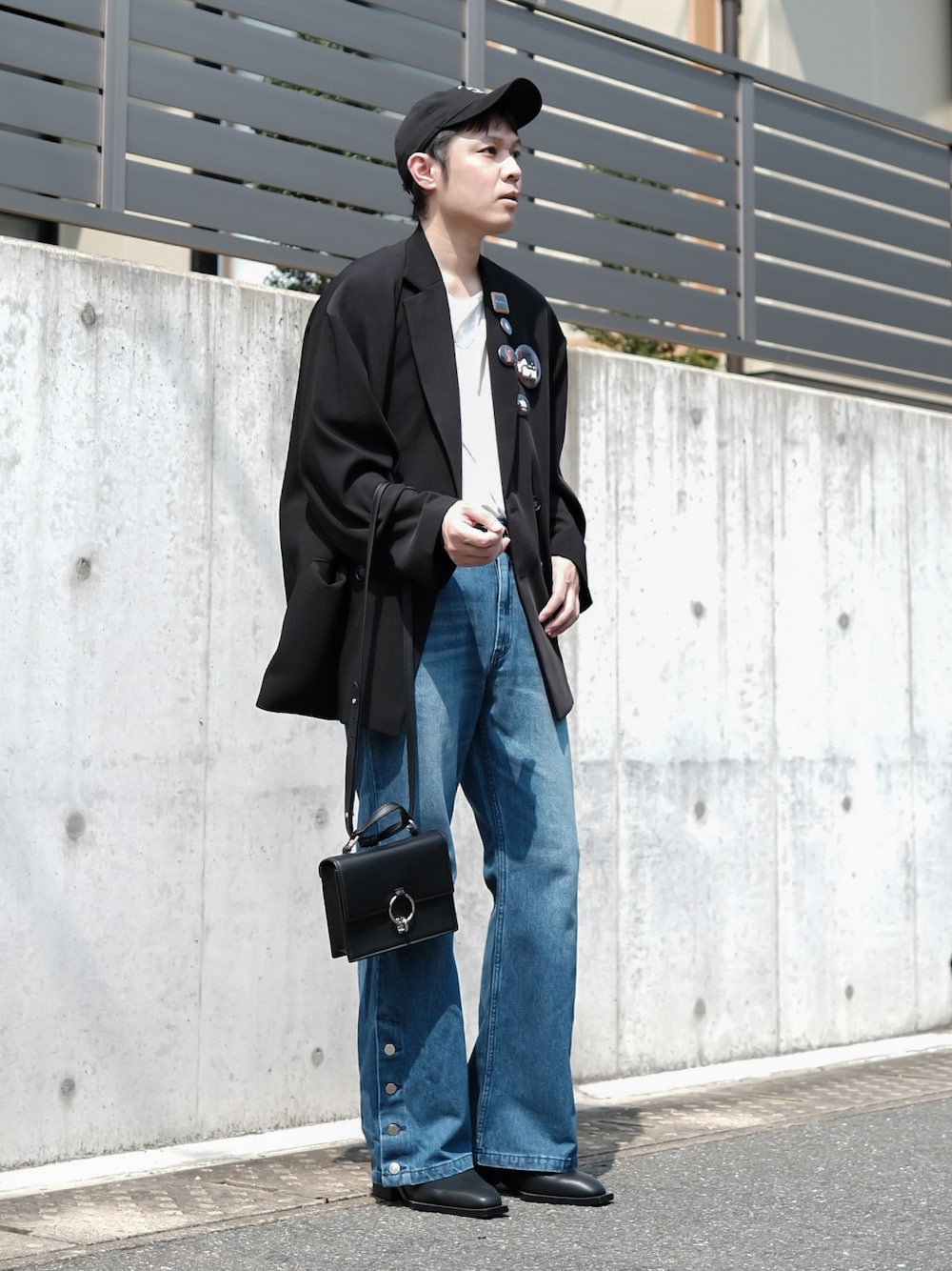 「秋服準備はじめました、テーラードジャケット、バッチ、フレアパンツ、お出かけコーデ、デニム、キヤップ、秋コーデ、ショルダーバッグ、タンクトップ、タックイン、remer、HARE、韓国ファッション、シンヤコズカ」｜「remerのloose UNKNOWN double over tailored jacket / ルーズアンノウンダブルオーバーテーラードジャケット（テーラードジャケット、ブラック系）」を使った、ノエル（40代お洒落コーデ）さん（メンズ・177cm）の秋コーディネートの1枚目の写真