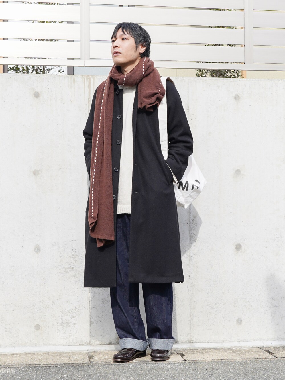 「マフラーぐるぐる、マフラー、クリスマスに着たい服、マイベストコーデ2022、remer、グローバルワーク(GLOBAL WORK)、ステンカラーコート、MHL.、デニム、ローファー、Junred、ニット、冬コーデ」｜「JUNREDの【にっしー×JUNRed】VOLUME STITCH MUFFLER（マフラー、ブラウン系）」を使った、ノエル（40代お洒落コーデ）さん（メンズ・177cm）の冬コーディネートの1枚目の写真