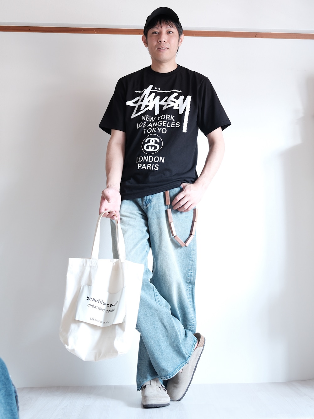 ベージュ系のサンダル、ブルー系のデニムパンツ、ブラック系のTシャツ/カットソーを着用したメンズの春コーディネートの1枚目の写真