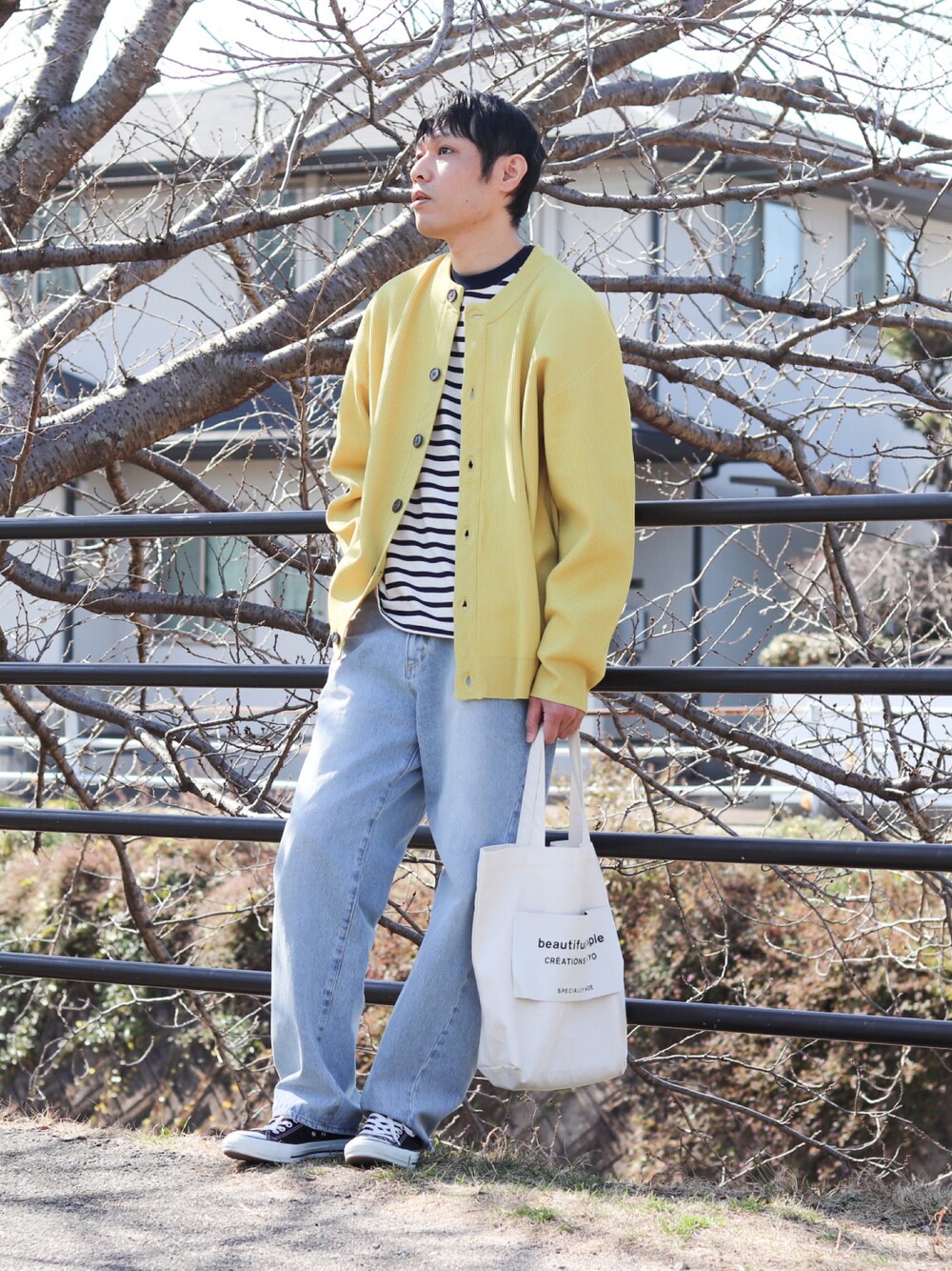 「イエロー、カーディガン、EMMA  CLOTHES、ボーダー、remer、デニム、春コーデ、お洒落さんとつながりたい、大人カジュアル、カジュアル」｜「EMMA CLOTHESのアゼ編みラウンドネック ドロップショルダールーズニットカーディガン EMMA CLOTHES 2022 SPRING（カーディガン/ボレロ、イエロー系）」を使った、ノエル（40代お洒落コーデ）さん（メンズ・177cm）の冬コーディネートの1枚目の写真