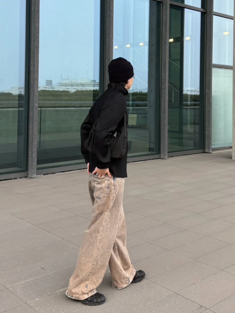 Acne Studiosのデニムパンツ（ベージュ系）を使った人気ファッション 
