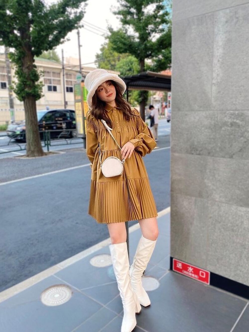 「ラブアンドピース2021、大人女子、お洒落さんとつながりたい、今日のコーデ、シンプルコーデ、秋色、カジュアル、秋カラー、ワンピース、キレイめ、ティアードワンピース、低身長、ブーツ、eimy istoire」｜「eimy istoireのエコファーバケットハット（ハット、その他）」を使った、eimyistoireさん（レディース・158cm）の秋コーディネートの1枚目の写真