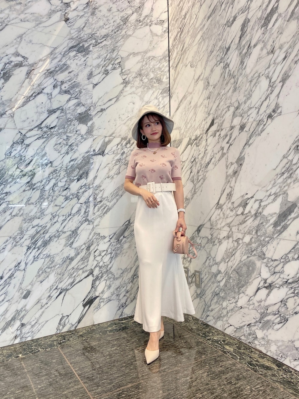 「秋コーデ、休日コーデ、着回しコーデ、大人かわいい、低身長コーデ、ロングスカート、ootd、eimy istoire、オトナ女子、大人コーデ」｜「eimy istoireのES monogramハーフスリーブプルオーバー（Tシャツ/カットソー、ピンク系）」を使った、eimyistoireさん（レディース・156cm）の夏コーディネートの1枚目の写真