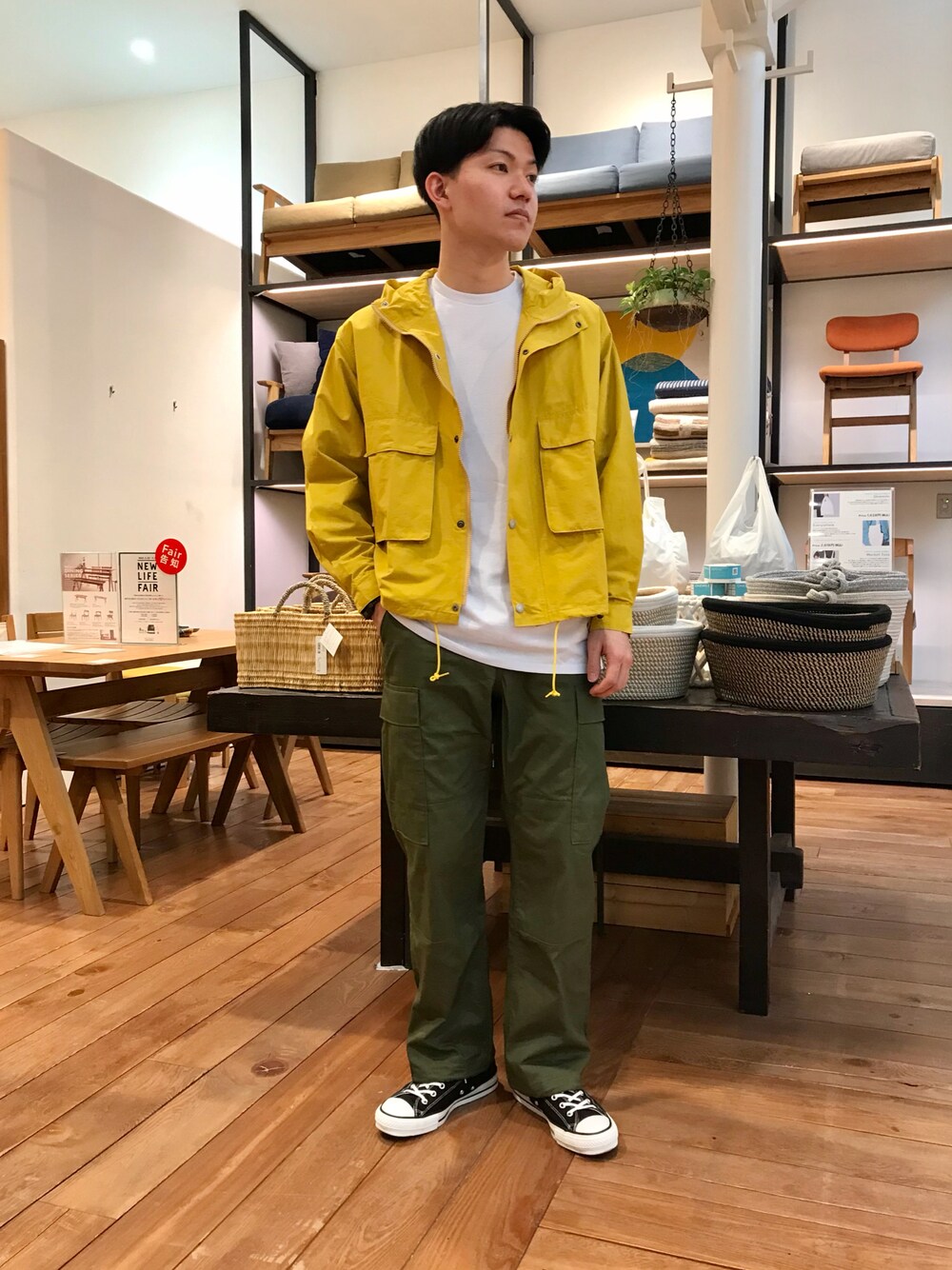 「春アウター、マウンテンパーカー、シンプルコーデ、ビッグシルエット、オーバーサイズ、ブルゾン、URBAN RESEARCH DOORS、アーバンリサーチドアーズ、パタゴニア、patagonia、カーゴパンツ、コンバース、アウトドアスタイル、今日のコーデ、ゴールデンミルズ」｜「URBAN RESEARCH DOORSの【42サイズ/WEB限定】コットンナイロンクロスカラーマウンテンパーカー（マウンテンパーカー、イエロー系）」を使った、ゆーとさん（メンズ・177cm）の冬コーディネートの1枚目の写真
