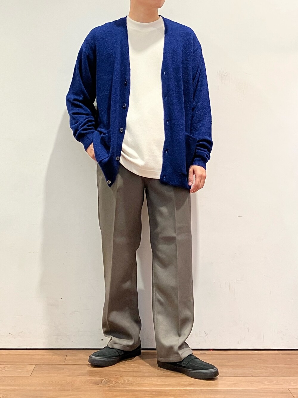 「きれいめカジュアル、ブラウン、ローファー、シンプルコーデ、秋コーデ、カーディガン、スラックス、おでかけコーデ、秋服準備はじめました、おしゃれさんと繋がりたい、秋冬コーデ、オーバーサイズ、URBAN RESEARCH DOORS、converse、Wrangler」｜「URBAN RESEARCH DOORSの『安井達郎×DOORS』ヘアリーヤーンブークレVネックカーディガン（カーディガン/ボレロ、ブルー系）」を使った、ゆーとさん（メンズ・177cm）の秋コーディネートの1枚目の写真