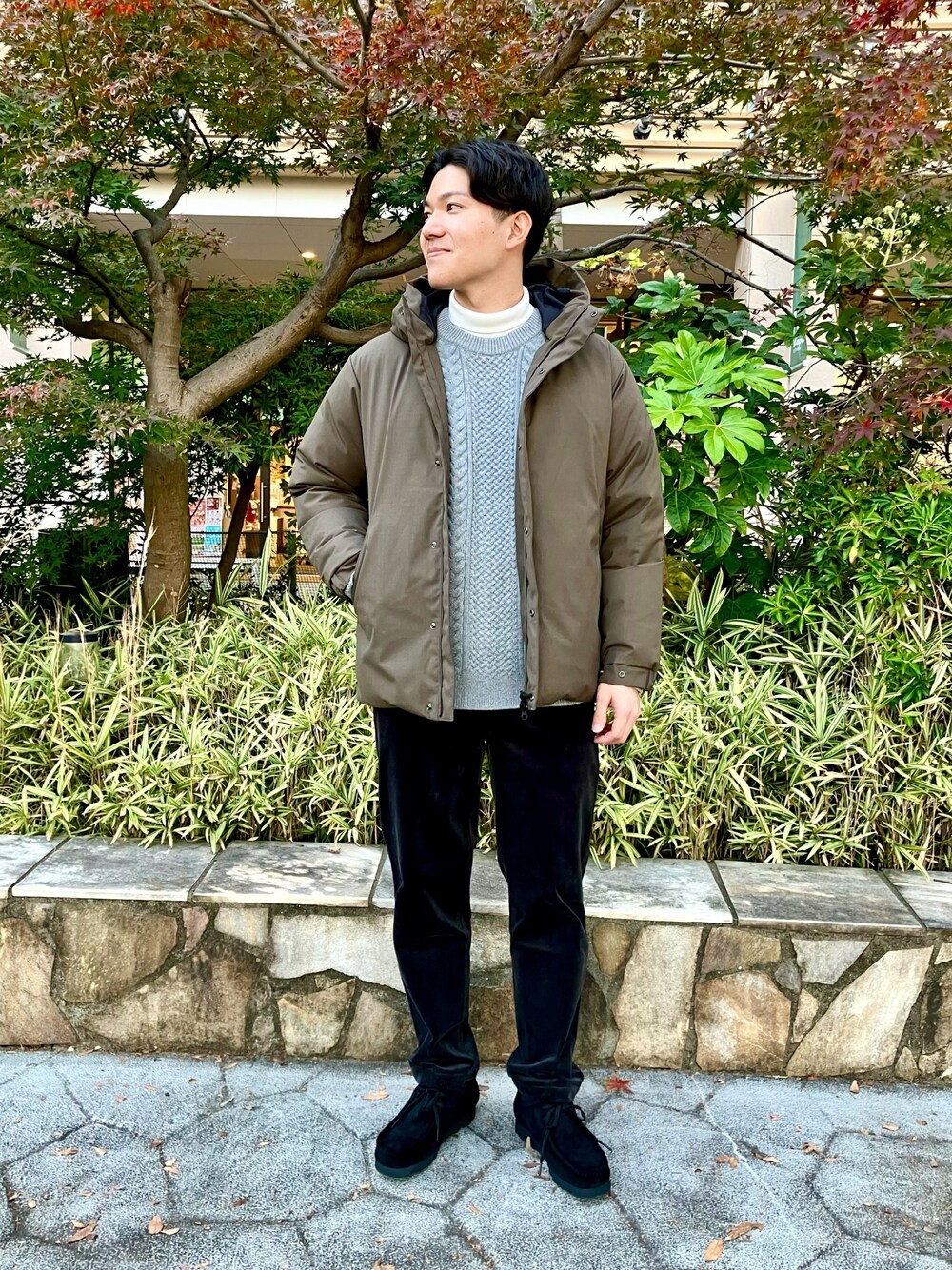 「ファッションを楽しもう、ブラウン、きれいめカジュアル、冬コーデ、ニット、コーデュロイ、タートルネック、ダウンジャケット、レイヤードスタイル、冬アウター、休日スタイル、クリスマスに着たい服、URBAN RESEARCH DOORS、クラークス、いいね、save、フォローお願いします🤑」｜「URBAN RESEARCH DOORSの『XLサイズ/WEB限定』『撥水』ウールブレンドラミネートダウンパーカー（ダウンジャケット/コート、ブラウン系）」を使った、ゆーとさん（メンズ・177cm）の秋コーディネートの1枚目の写真