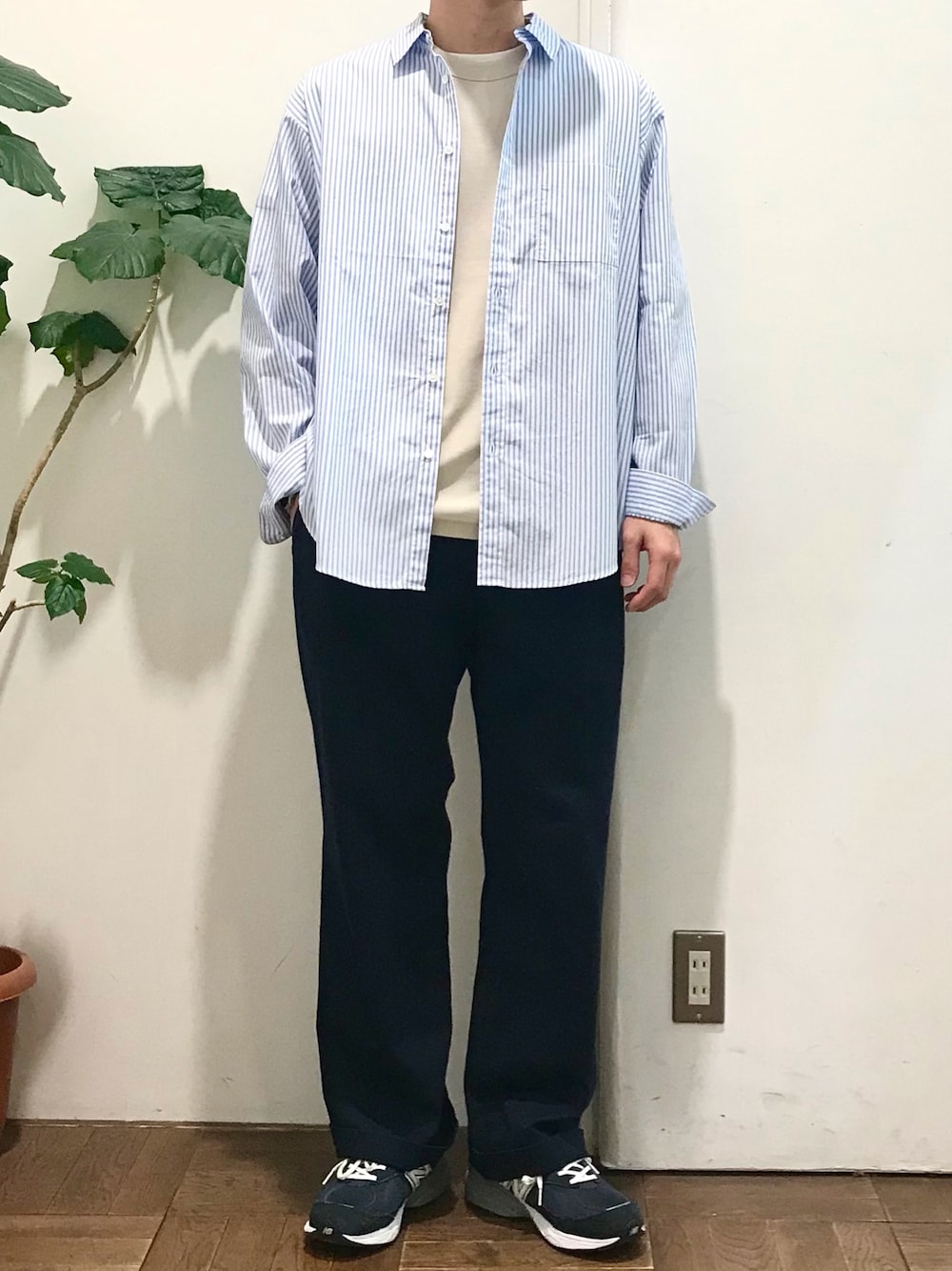 「春夏コーデ、お洒落さんとつながりたい、ストライプシャツ、チノパン、URBAN RESEARCH DOORS、アーバンリサーチドアーズ、ニューバランス 990、NEW BALANCE 990、シャツスタイル、淡色コーデ、きれいめカジュアル、カジュアルコーデ、シンプルコーデ、春服、春服みてみて」｜「URBAN RESEARCH DOORSのライトオックス ストライプシャツ（シャツ/ブラウス、ブルー系）」を使った、ゆーとさん（メンズ・177cm）の春コーディネートの1枚目の写真