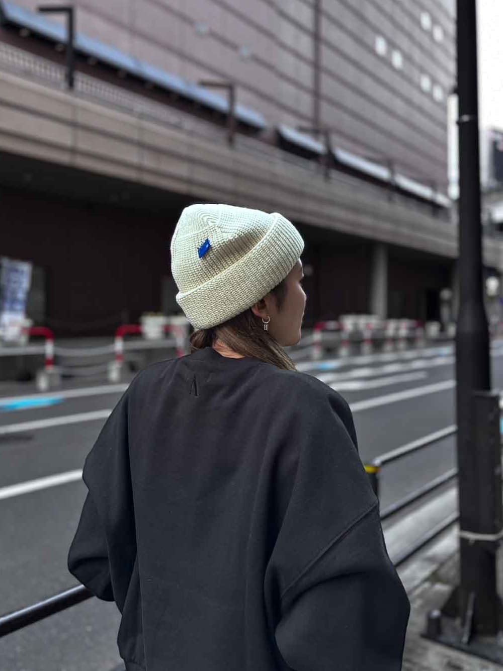 「デニムパンツ、デニムコーデ、メンズライク、ANDRAP、ADER error」｜「ADER errorのADER error/アーダーエラー/BEANIE（ニットキャップ/ビーニー、ホワイト系）」を使った、Yuiさん（レディース・158cm）の春コーディネートの1枚目の写真