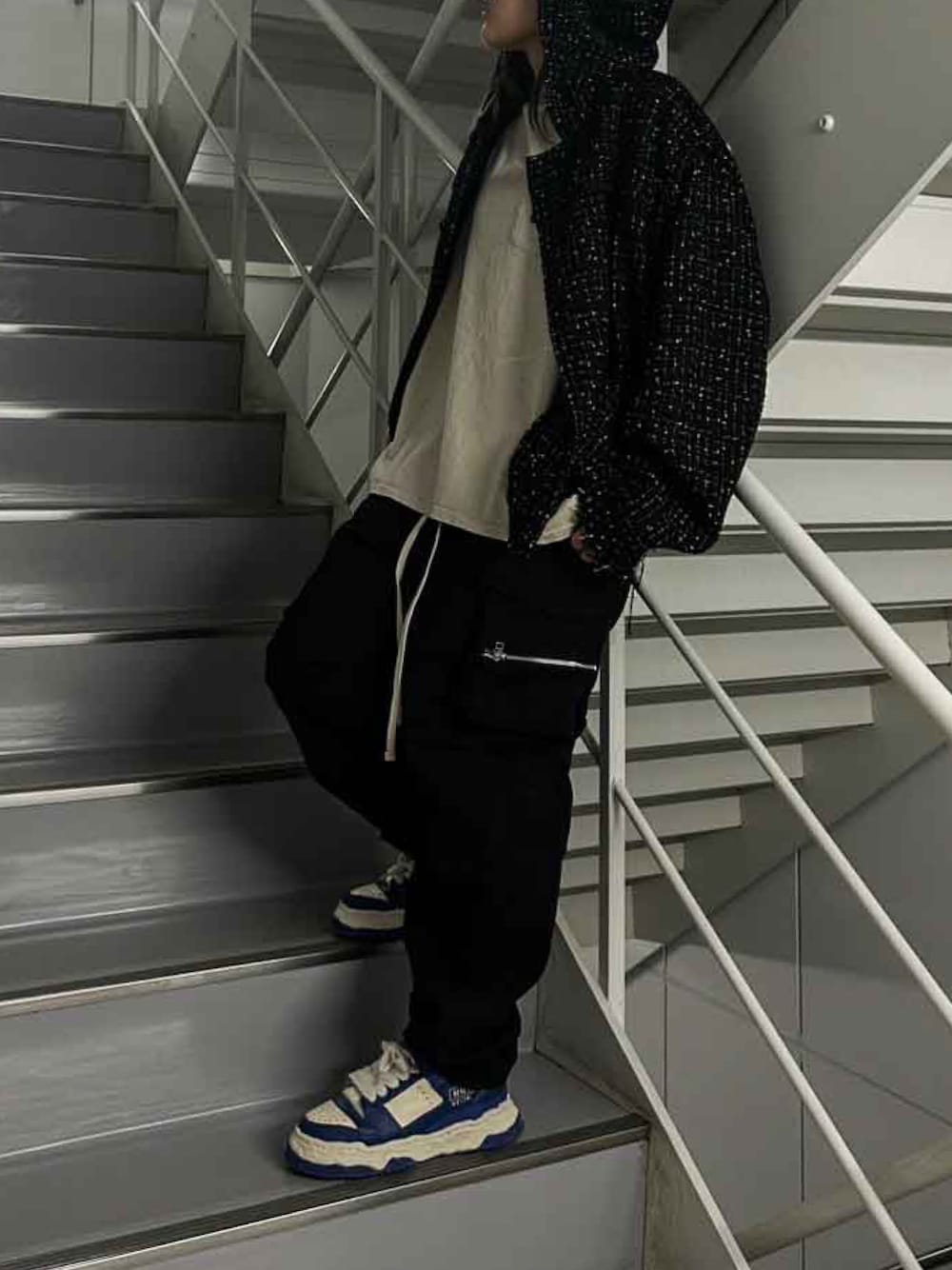 「ストリートコーデ、ANDRAP、innocence、MIHARAYASUHIRO」｜「ANDRAPの【ZOZOTOWN限定】ANDRAP/アンドラップ/ZIP CARGOPANTS/ジップカーゴパンツ（カーゴパンツ、ブラック系）」を使った、Yuiさん（レディース・158cm）の春コーディネートの1枚目の写真