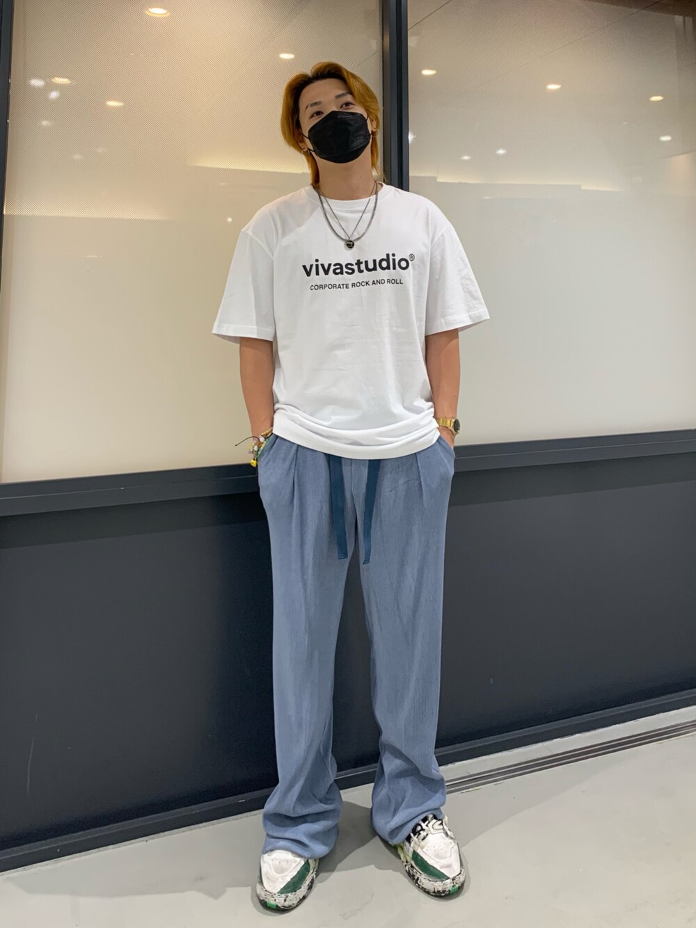 ホワイト系のトップス、ブルー系のパンツを着用したメンズの夏コーディネートの1枚目の写真