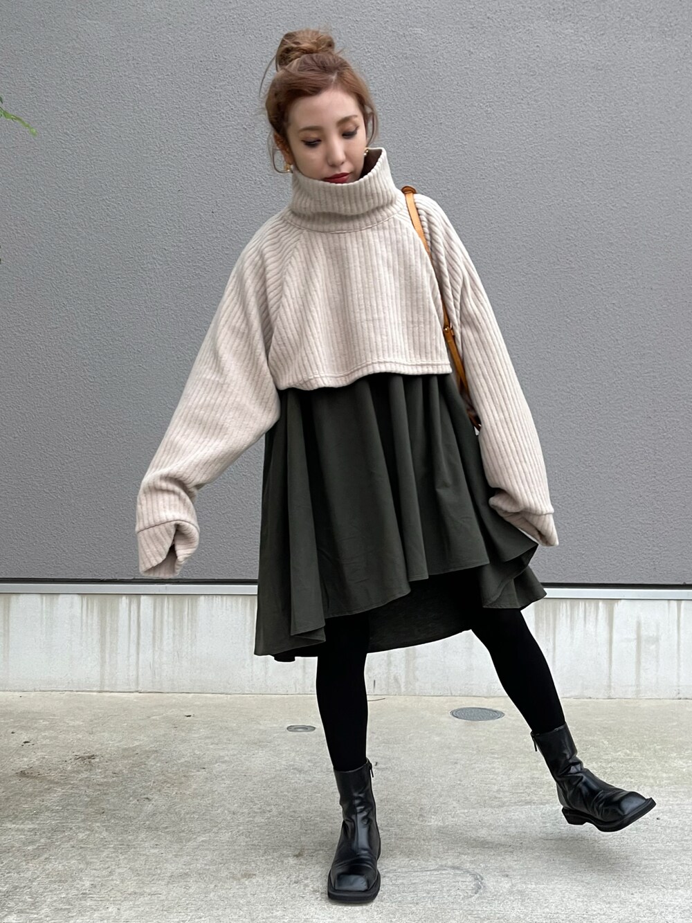 「ニット、ブーツ、ベージュ、冬コーデ、レイヤードスタイル、大人カジュアル、大人コーデ、冬、ハイネックニット、きれいめカジュアル、カジュアルコーデ、おだんごヘアー、ニット/セーター、LouisVuitton」｜「primarasのアイテム（ニット/セーター、ベージュ系）」を使った、Rie_eさん（レディース・154cm）の秋コーディネートの1枚目の写真