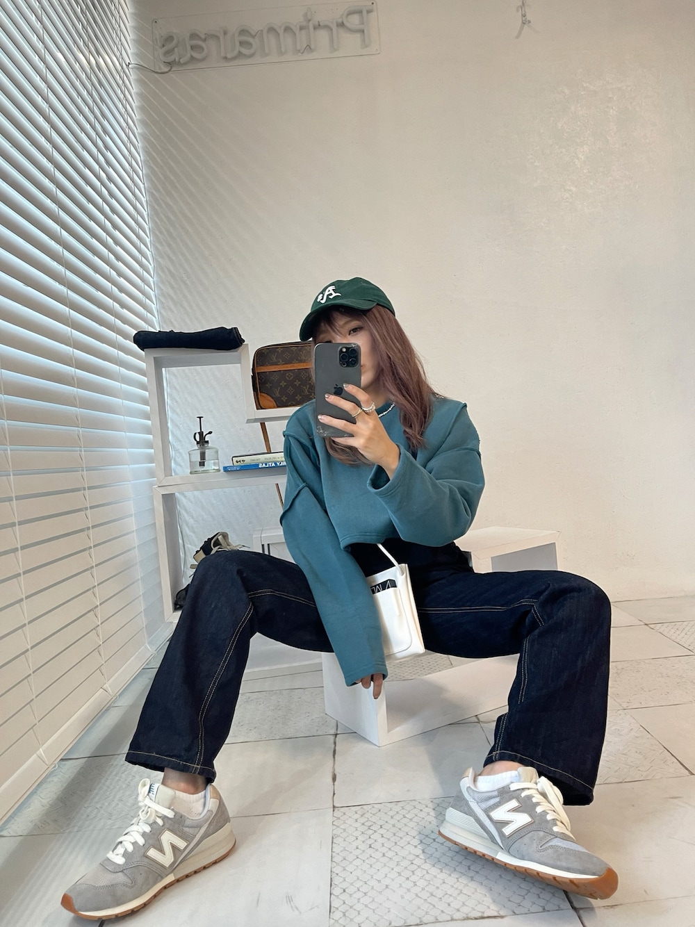 「だから秋服が好き、オトナカジュアル、秋コーデ、グリーン、new balance 996、デニム、今日のコーデ、スウェット、スウェットコーデ、ショート丈、カジュアル、カジュアルコーデ、スニーカーコーデ、韓国ファッション、デニムパンツ」｜「primarasのアイテム（デニムパンツ、ブルー系）」を使った、Rie_eさん（レディース・154cm）の秋コーディネートの1枚目の写真