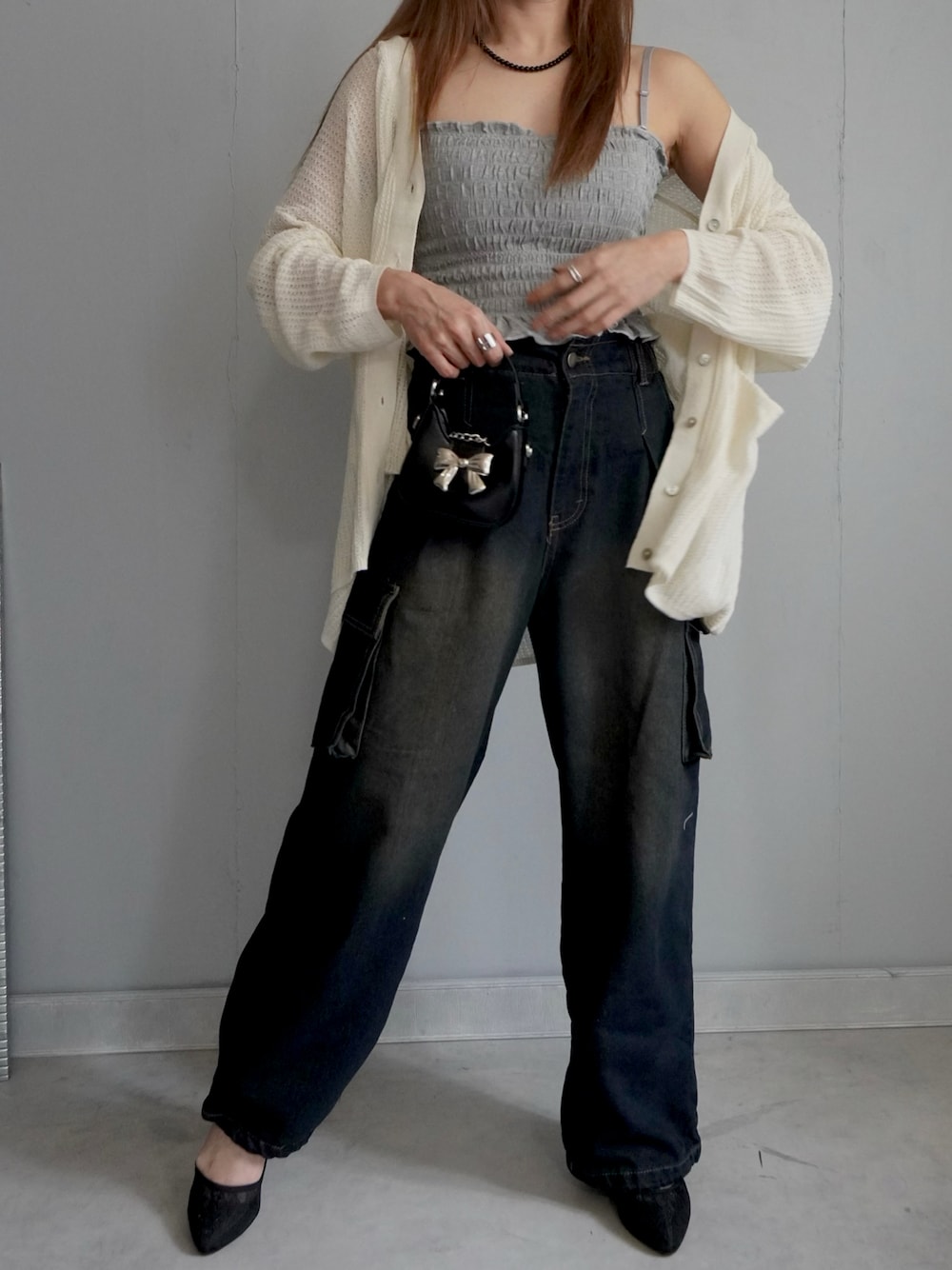 「ワイドデニム、カーゴパンツ、オトナ女子、デニムコーデ、ハイウエストデニム、ストレートデニム、春服コーデ、大人ガーリー、リボン、numbering、韓国ブランド、カジュアルガーリー、カーディガン、シルバー、ショート丈トップス」｜「primarasのアイテム（カーゴパンツ、ブラック系）」を使った、Rie_eさん（レディース・154cm）の春コーディネートの1枚目の写真