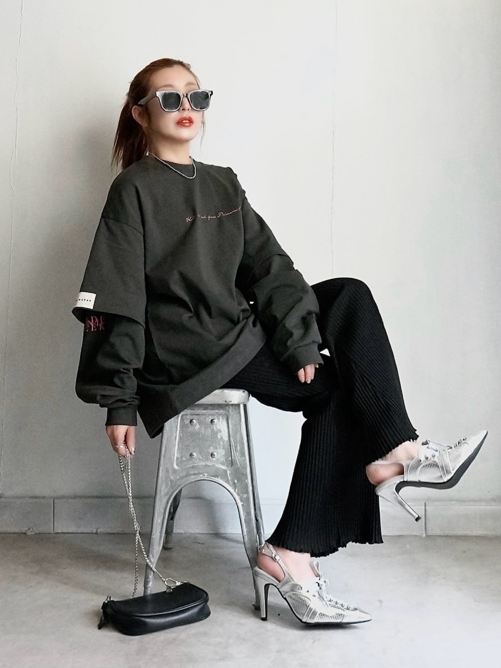「レイヤード、レイヤードトップス、春服みてみて、春服コーデ、ストリートコーデ、ストリートMIX、カジュアルストリート、ストリート女子、ユニセックス、オーバーサイズ、ビッグシルエット、メガネ女子、スニーカーサンダル、シルバーシューズ、サングラス」｜「primarasのアイテム（Tシャツ/カットソー、グレー系）」を使った、Rie_eさん（レディース・154cm）の春コーディネートの1枚目の写真