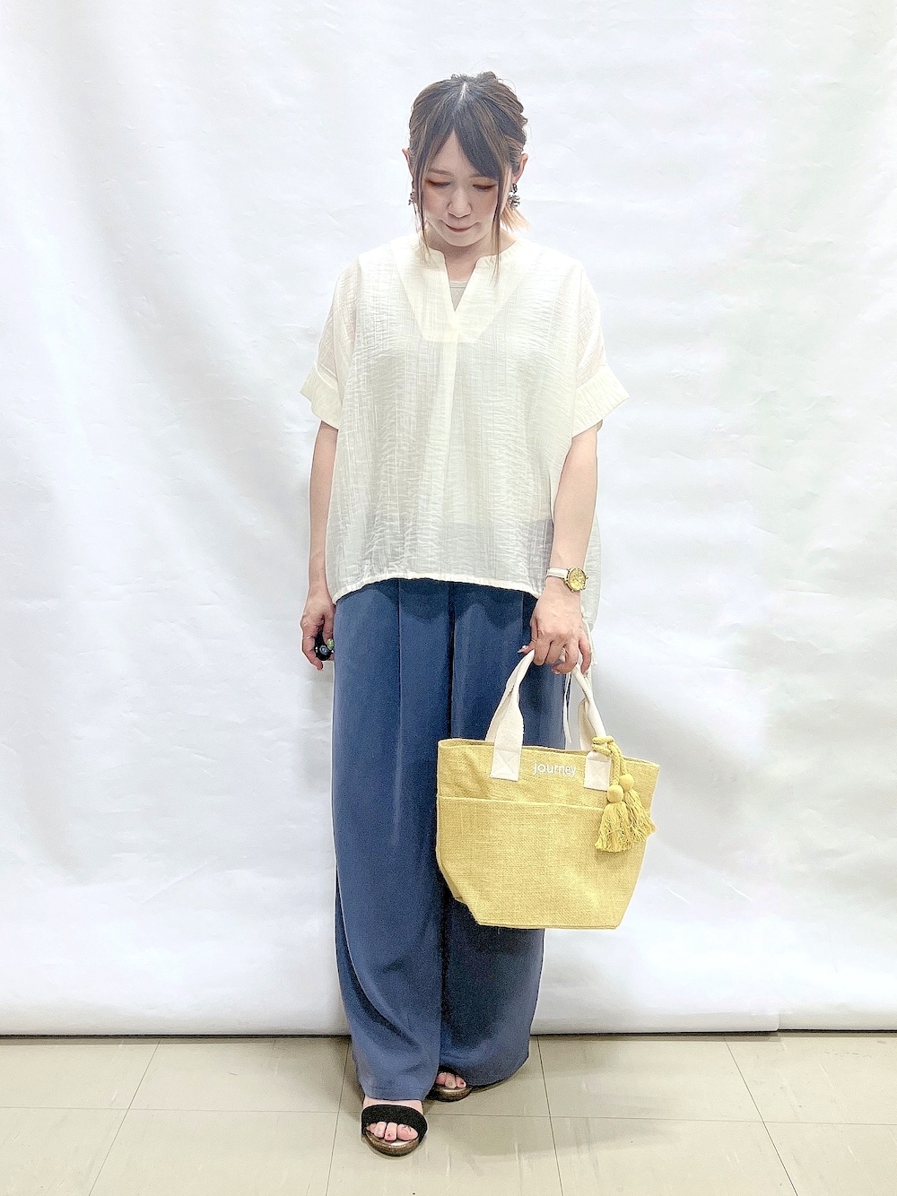 ホワイト系のシャツ/ブラウス、ゴールド系のタンクトップ、ブルー系のその他パンツを着用したレディースの夏コーディネートの1枚目の写真