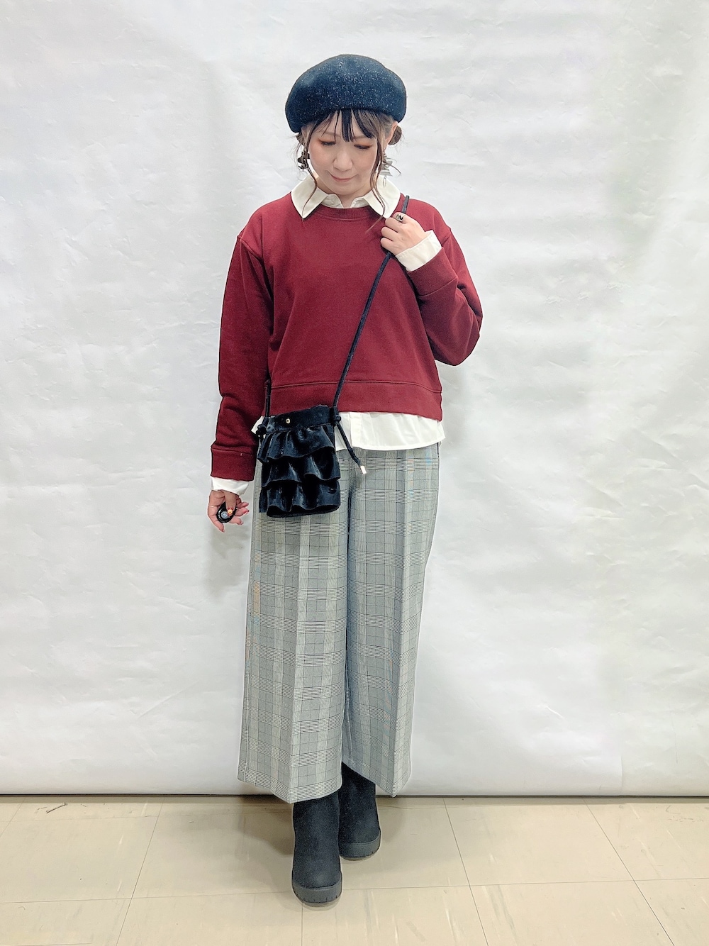 レッド系のTシャツ/カットソー、グレー系のその他パンツ、ブラック系のブーツを着用したレディースの秋コーディネートの1枚目の写真