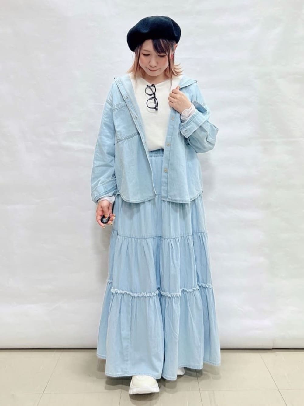 ブルー系のシャツ/ブラウス、ホワイト系のTシャツ/カットソー、ブルー系のデニムスカートを着用したレディースの春コーディネートの1枚目の写真