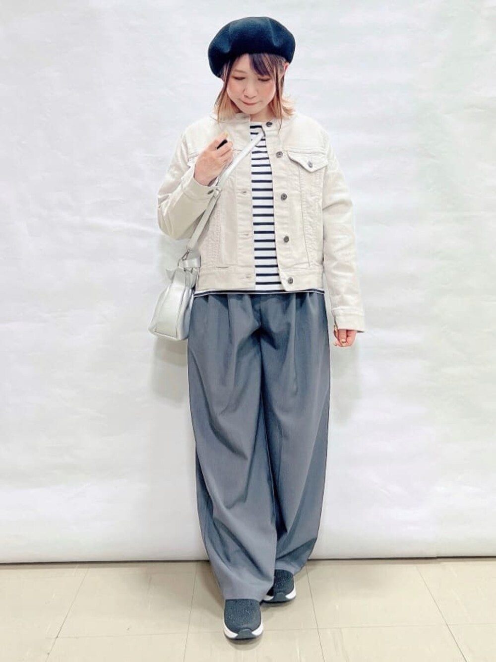 グレー系のデニムジャケット、ブルー系のTシャツ/カットソー、グレー系のその他パンツを着用したレディースの春コーディネートの1枚目の写真