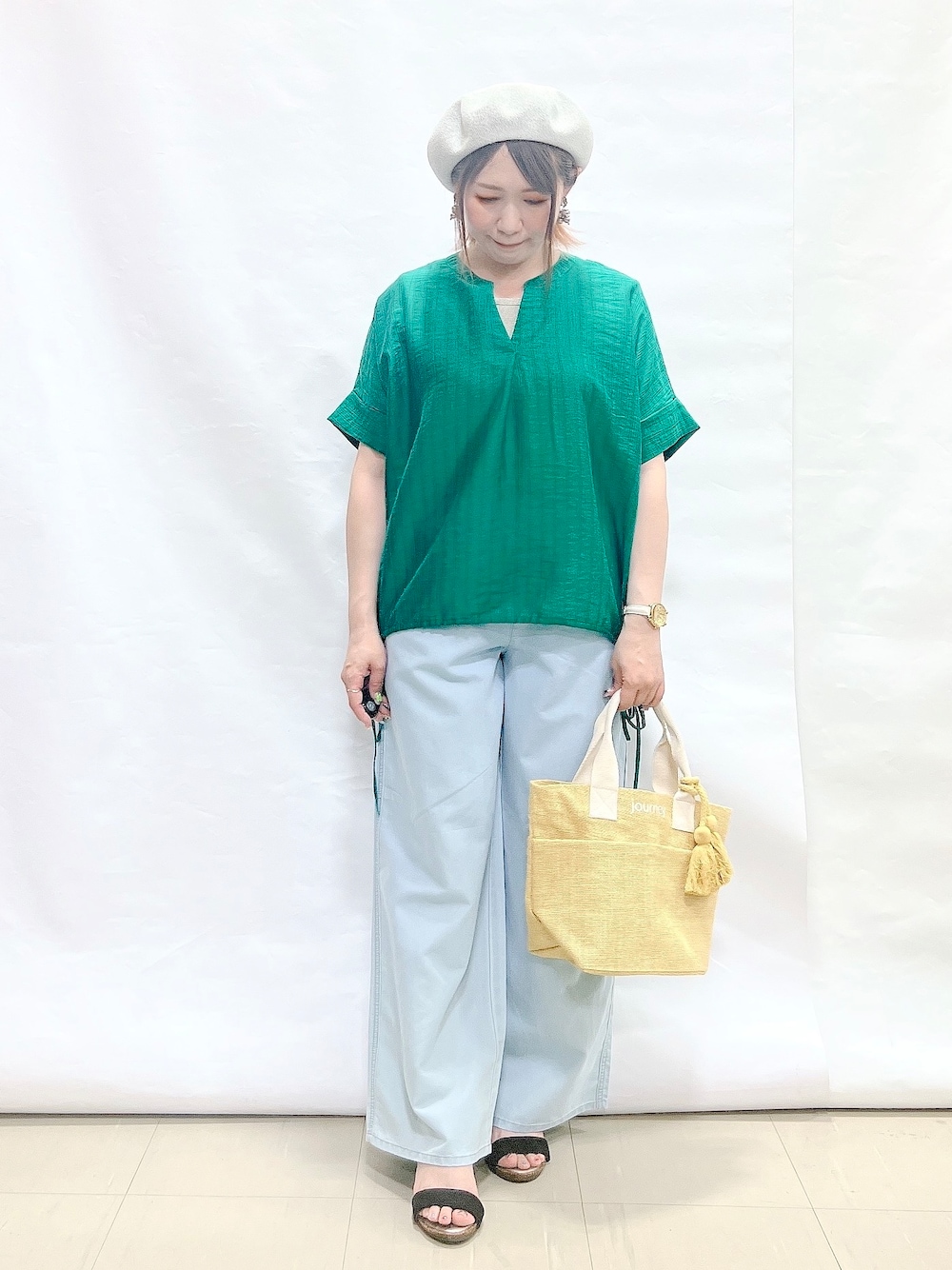 グリーン系のシャツ/ブラウス、ブルー系のデニムパンツ、ブラック系のサンダルを着用したレディースの夏コーディネートの1枚目の写真