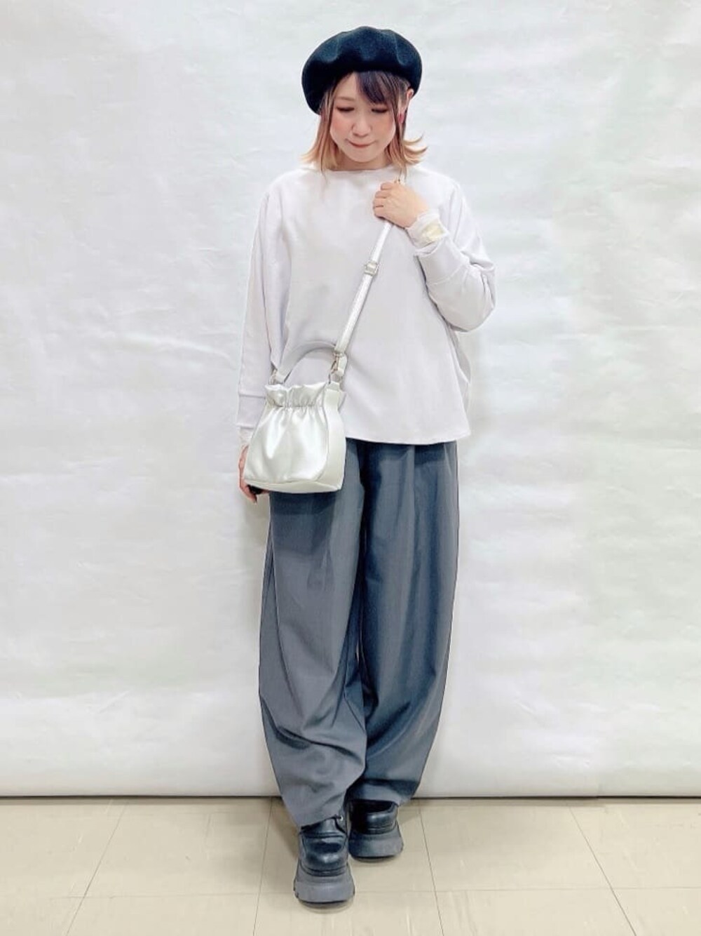 グレー系のシャツ/ブラウス、ホワイト系のTシャツ/カットソー、グレー系のその他パンツを着用したレディースの春コーディネートの1枚目の写真