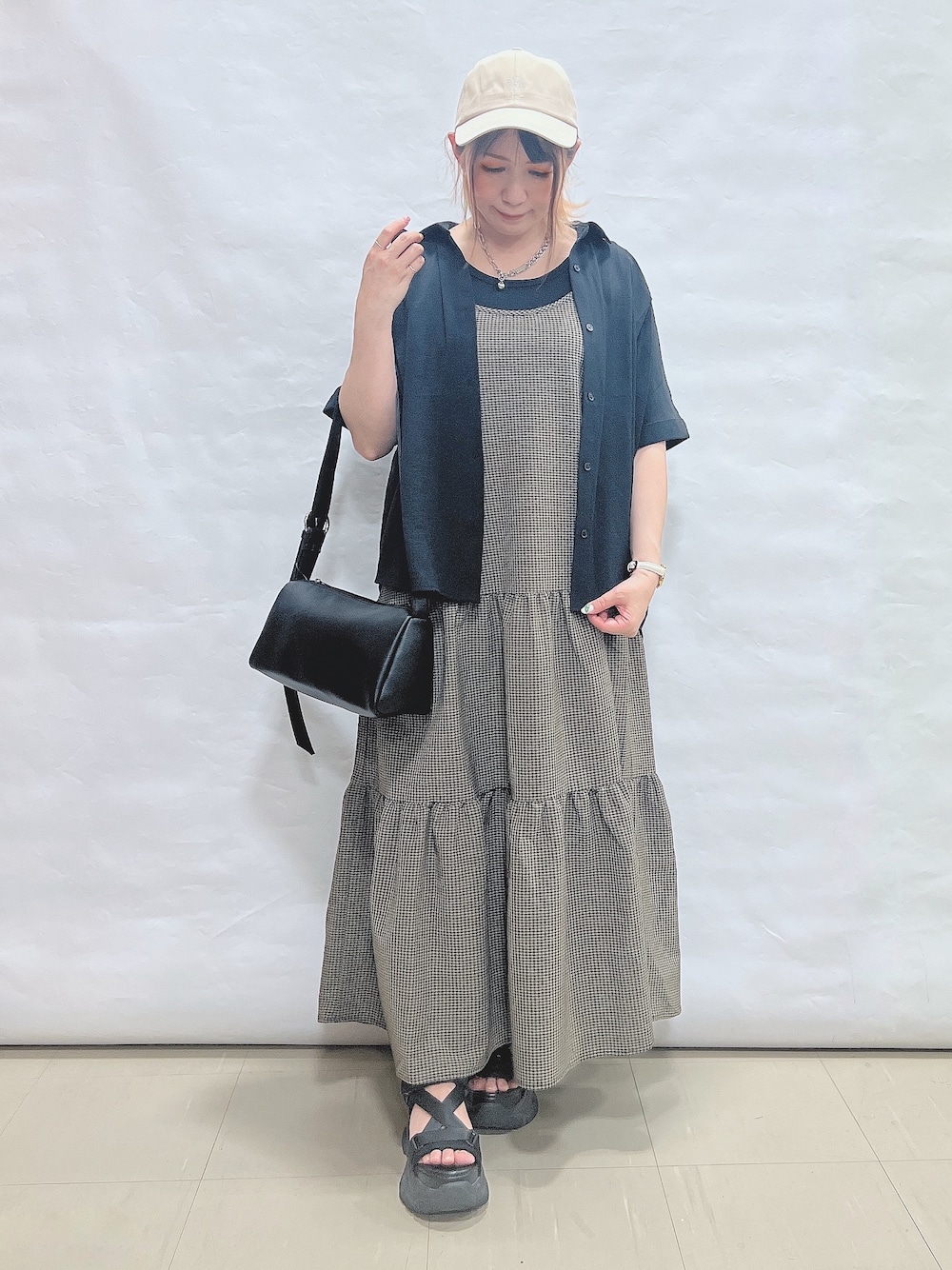 ブラック系のシャツ/ブラウス、ブラック系のタンクトップ、ブラウン系のワンピースを着用したレディースの夏コーディネートの1枚目の写真
