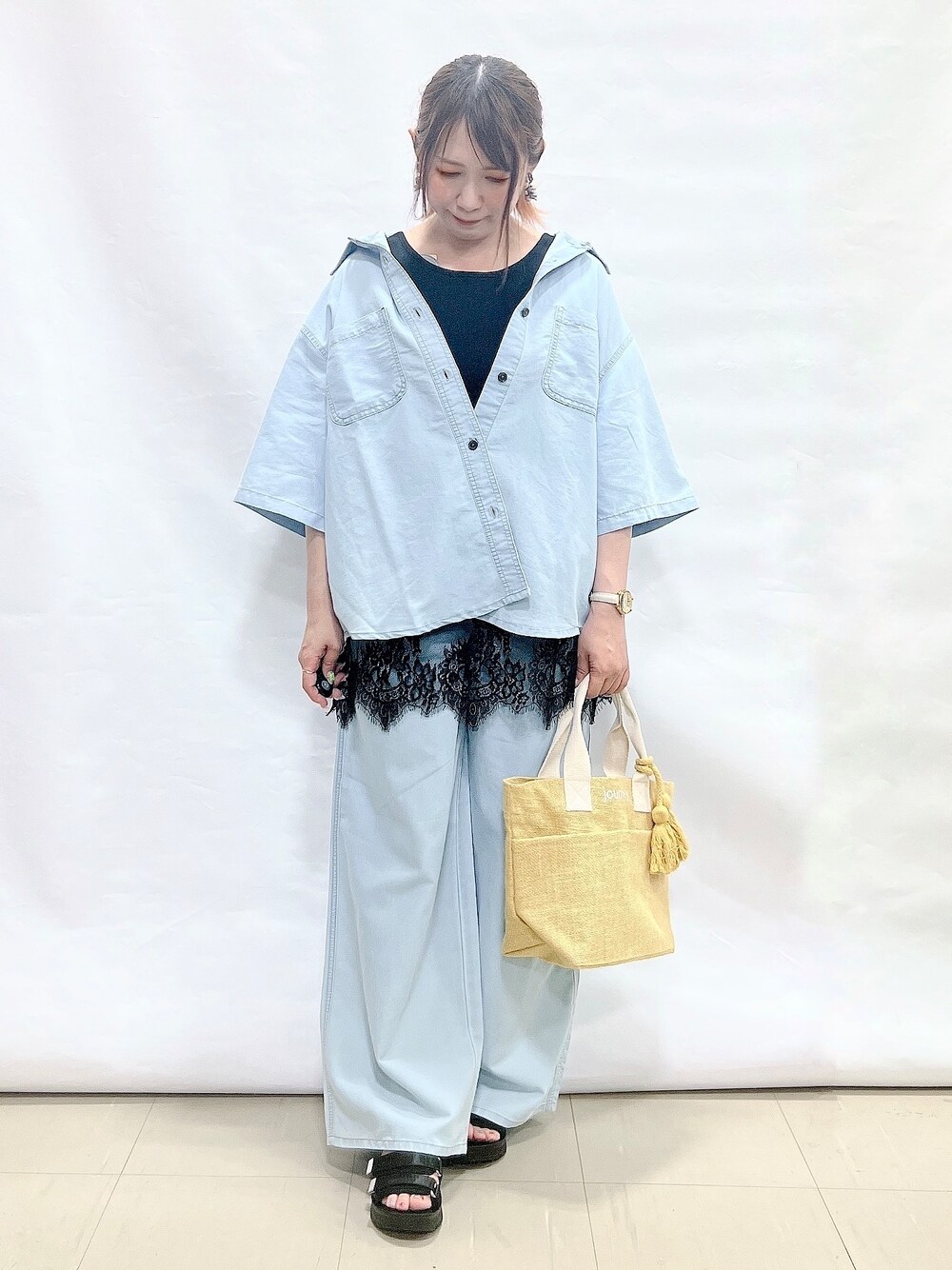 ブルー系のシャツ/ブラウス、ブルー系のデニムパンツ、ブラック系のタンクトップを着用したレディースの夏コーディネートの1枚目の写真