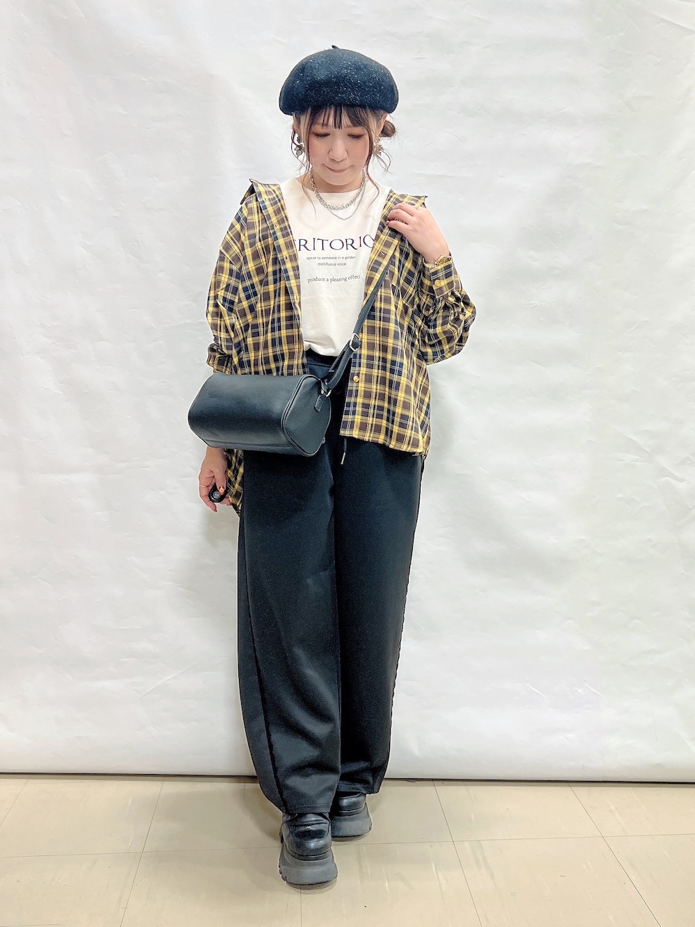 イエロー系のシャツ/ブラウス、ホワイト系のTシャツ/カットソー、ブラック系のその他パンツを着用したレディースの秋コーディネートの1枚目の写真