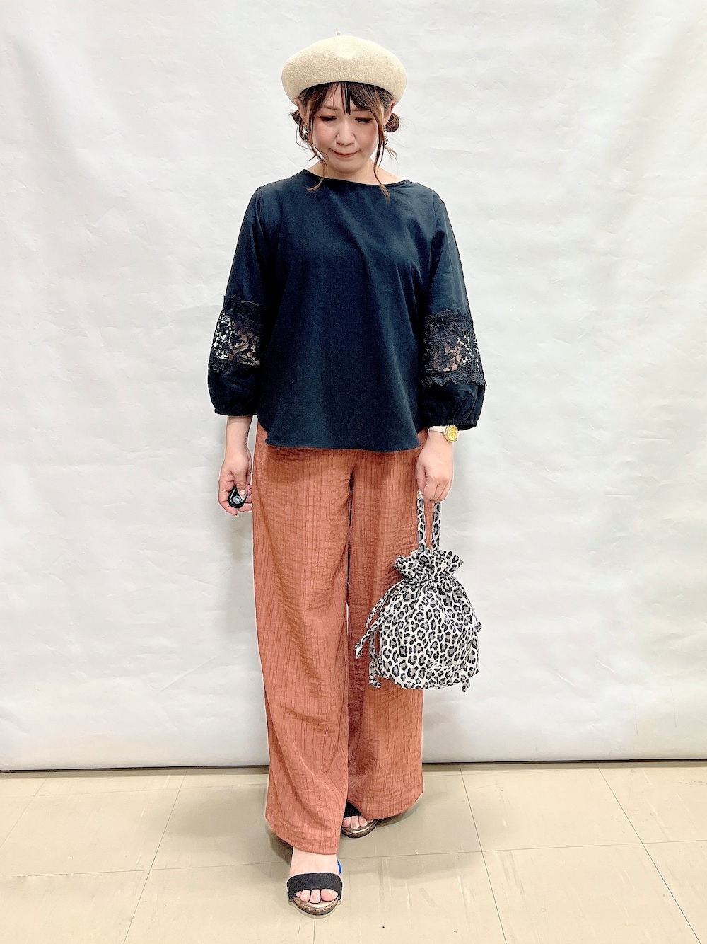 ブラック系のシャツ/ブラウス、オレンジ系のその他パンツ、ブラック系のサンダルを着用したレディースの夏コーディネートの1枚目の写真