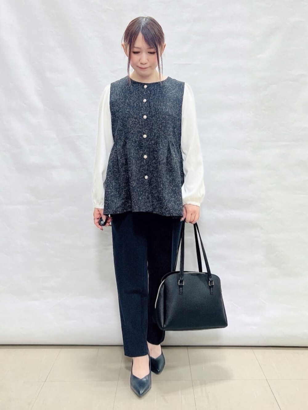 ブラック系のシャツ/ブラウス、ブラック系のその他パンツ、ブラック系のパンプスを着用したレディースの冬コーディネートの1枚目の写真